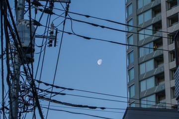 東京港区赤坂4丁目の月と電線