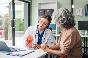 Obraz premium Caucasian woman and elderly Asian woman discuss health issues cold, influenza, pneumonia, bronchitis, stomach disease, GERD, IBS, inflammatory bowel disease, gallstones, chronic constipation