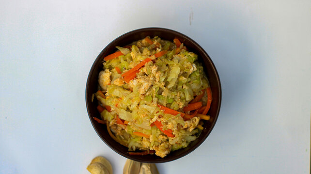 scrambled eggs with carrots and cabbage in a bowl or orak arik 