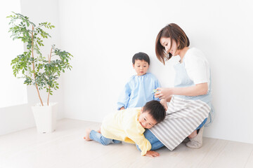 幼稚園でお遊戯をする子どもと先生