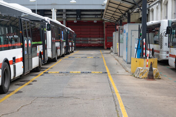bus garés dans un dépôt de bus, transports publics d'une ville