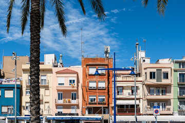 Bunte Fischerhäuser und Gastronomie in El Serallo einem alten Hafenviertel  in Tarragona, Spanien