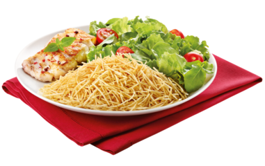 prato peixe gratinado acompanhado de batata palha e salada de folhas verdes com tomate isolado em fundo transparente