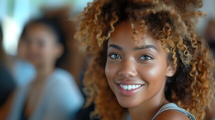 Obraz premium Engaging and upbeat young woman in candid event setting