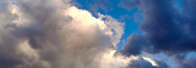 Grandi nuvole bianche e nere nel cielo azzurro