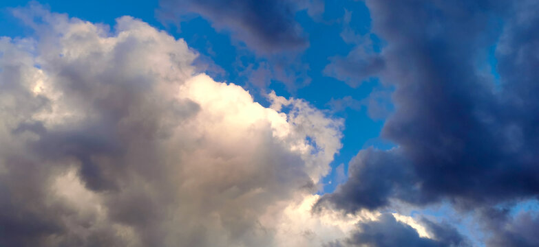 Grandi nuvole bianche e nere nel cielo azzurro