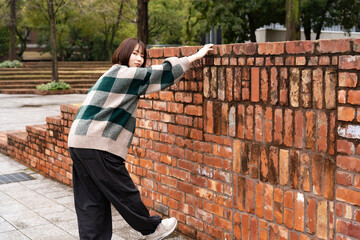 公園ではしゃぐ女性