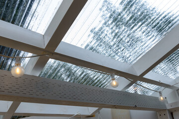 光が射し込むクリアな屋根、透明スレート、テラス屋根