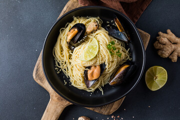 Traditional spaghetti with mussels meat and cream.