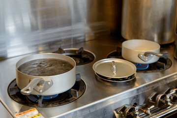 厨房、調理中の鍋、調理器具