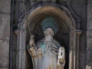 Obraz premium Carmelites church with Our Lady of Mount Carmel. in the center of Porto, Portugal.