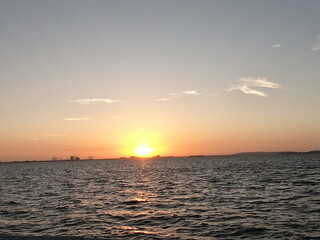 Naklejka premium Sunrise Cresting The Horizon Of Waves