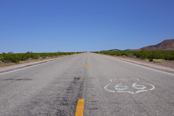 USA, Arizona. Route 66, ligne droite de bitume traversant le désert aride et poussiéreux avec de...