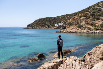 Touriste à la plage de Fikiada, Sifnos