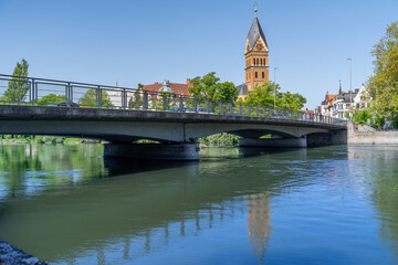 Obraz premium Landshut an der Isar / Brücke mit Blick auf die Christuskirche