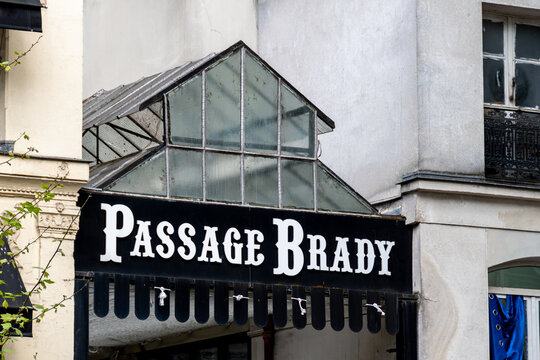 Paris, France - 25 avril 2024: Enseigne du Passage Brady. Le passage Brady est une voie pi&eacute;tonne couverte d'une verri&egrave;re. Construit en 1828, il est situ&eacute; dans le 10&egrave;me arrondissement de Paris