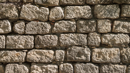 Mur ancien en pierre.