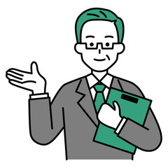 クリップボードを持って説明する年配のスーツの男性