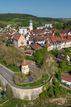 Luftbild von der Stadt Stockach mit der Kirche St. Oswald in der Oberstadt, historischer Stadtkern