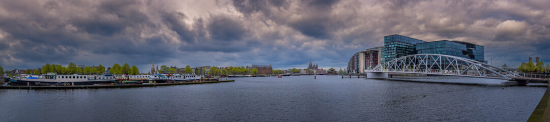 Skyline von Amsterdam / Holland an bew&ouml;lkten Tag