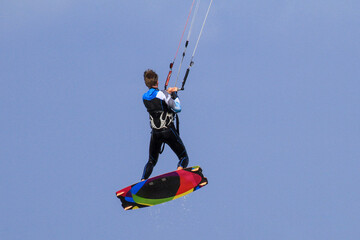 Attraktiver Kite-Sportler im Flug