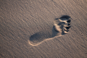Single footprint in the sand of a beach in California (USA). Perfect shape and silhouette of a...