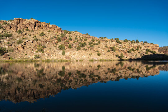 Usa, New Mexico, Abiquiu, Rio Chama, Hills reflected in Chama River