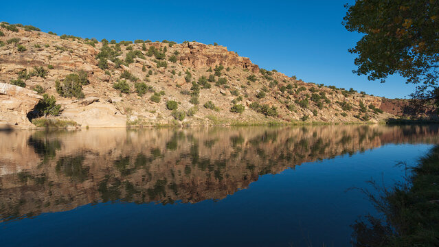 Usa, New Mexico, Abiquiu, Rio Chama, Hills reflected in Chama River