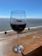 copa de vino en restaurant sobre orilla del rio