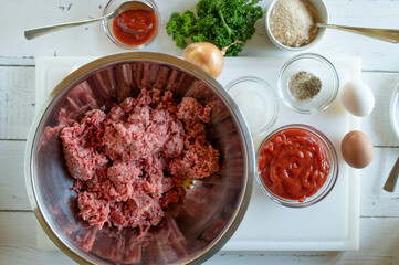 Ingredients for making meatloaf oder meatballs