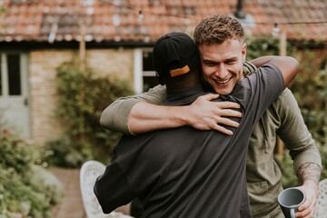 Obraz premium Friends hugging each other at a party