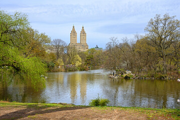 Fototapeta na wymiar Spring landscape. Beautiful lake in Central Park, New York City