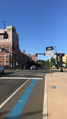 Obraz premium Bike lane ending at a city intersection near historic Yale buildings on a clear sunny day in downtown New Haven, Connecticut