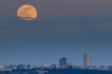 Luna llena sobre skyline de Madrid. España