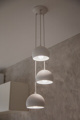 Minimalistyczna biała lampa sufitowa © Studio Migafka