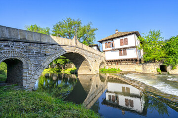Fototapeta premium The old bridge and traditional Bulgarian houses in the old town of Tryavna, Bulgaria