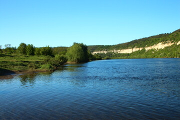 Obraz premium A body of water with trees on the side