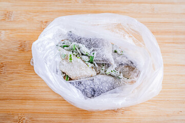 ホッケのムニエル作り　粉をまぶす