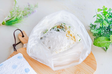 ポリ袋に入れた食材につなぎの粉を入れる