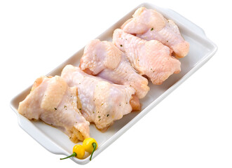 prato com coxa de frango crua temperado isolado em fundo transparente