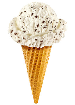 casquinha de biscoito com sorvete de creme com flocos de chocolate isolado em fundo transparente