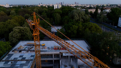 Dźwig na budowie. © Oliwier