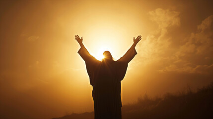 Silhueta de Jesus Cristo com os braços abertos e o céu no fundo 