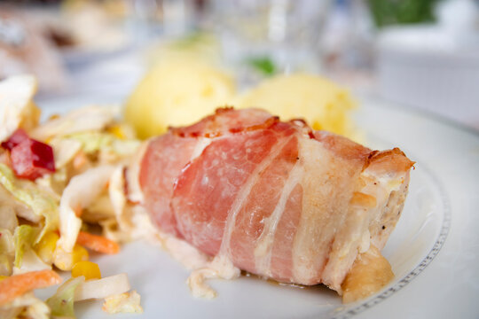 devolay owinięty boczkiem z sur&oacute;wką i ziemniakami,
devolay wrapped in bacon with salad and potatoes
