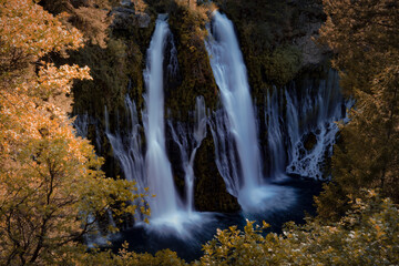 Fototapeta na wymiar burney waterfall in autumn