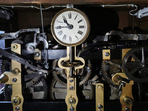 Die R&auml;dchen im Uhrwerk