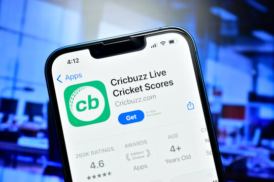 Cricbuzz live cricket score app on smartphone