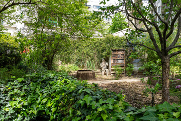 des immeubles dans la verdure dans le 13 ème arrondissement à Paris en France un jour de mauvais temps