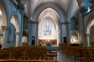 Intérieur d'une église catholique dans le quartier du quatorzième arrondissement de Paris en...