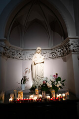 Intérieur d'une église catholique avec une statue de la vierge dans le quartier du quatorzième...